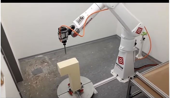 Roboter Victor unterstützt die Othopädietechniker