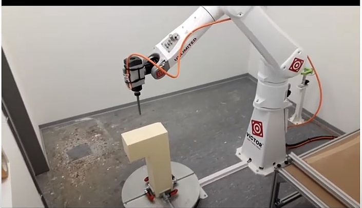 Roboter Victor bei der Arbeit Roboter Victor unterstützt die Othopädietechniker