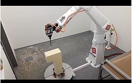 Roboter Victor bei der Arbeit Roboter Victor unterstützt die Othopädietechniker