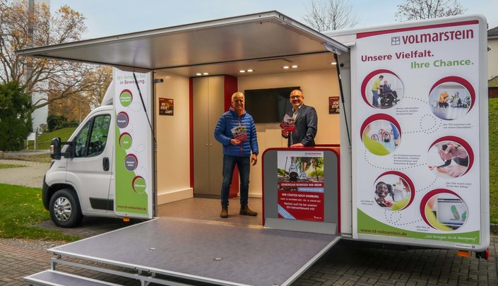 TDV Geschäftsführer Christian Meise (re.) und Hans Oehl präsentieren das neue TDV Gesundheitsmobil