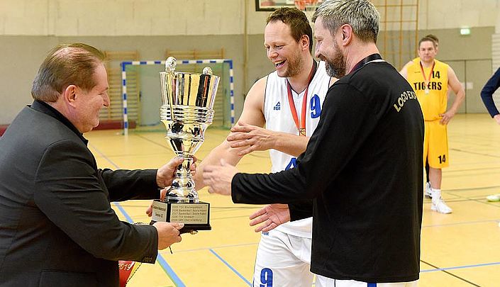 v.l.n.r. Uwe Plonka (SV70-Vize und WBV-Präsident) übergibt den Pokal an Martin Wasielewski und Robin Lemke