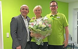 (v.li.) Geschäftsführer Christian Meise, Physiotherapeutin Dorota Reschke und Standortleiter Marco Ackerschott. Physiotherapeutin Dorota Reschke feiert 25 Dienstjahre.