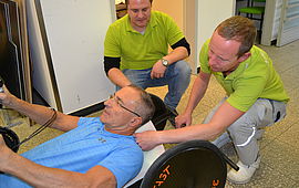 Bei der Anpassung der Liegeschale war Fingerspitzengefühl und handwerkliches Geschick gefragt. Hilfsmittelversorgung für Paralympics Sieger Errol Marklein