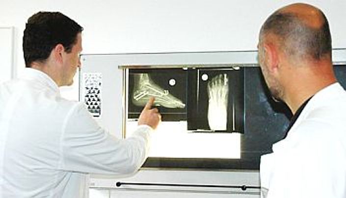 Chefarzt Dr. Benedikt Leidinger erklärt moderne Verfahren der Fußchirurgie.