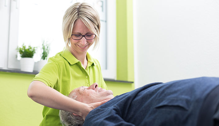 Physiotherapeutin Claudia Ewald-Heil ist seit der Neueröffnung dabei und behandelt gerne ihre Patientin in den modernen Therapieräumen.