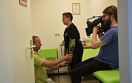 Markus Malcher überpürft, ob Luans Armlänge symmetrisch ist. WDR Team begleitet das HKV bei einer elektrischen Handprothesenversorgung